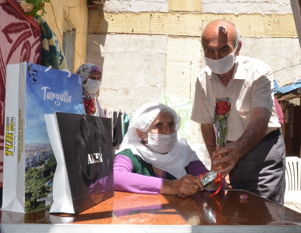 107 yaşındaki Gülistan Nine'nin Anneler Günü kutlandı