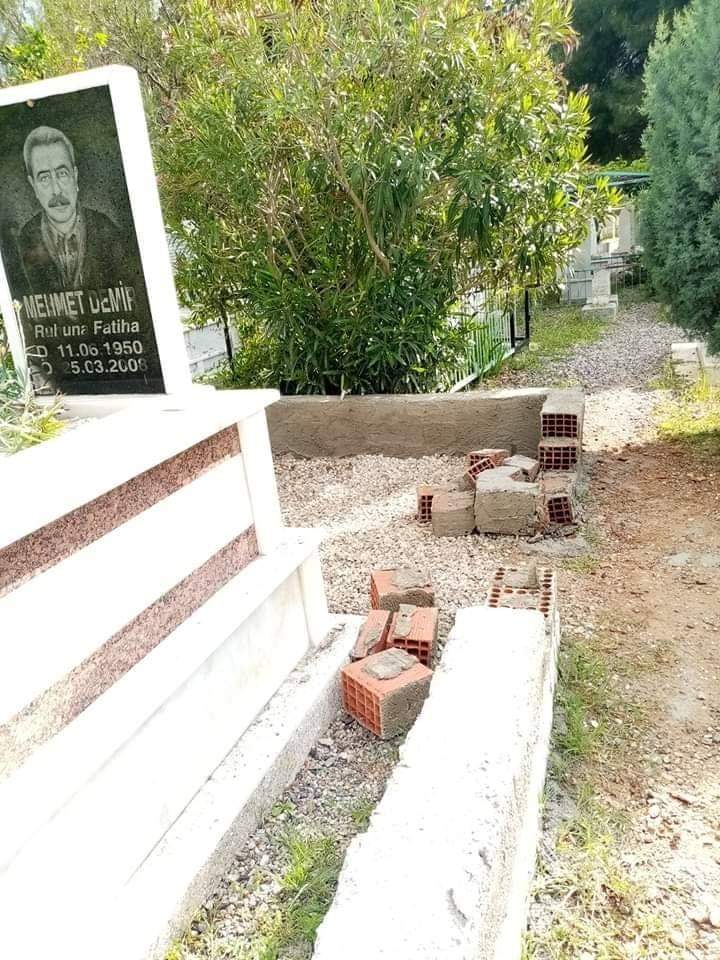 Saygısızlar! Mezar taşlarını kırdılar