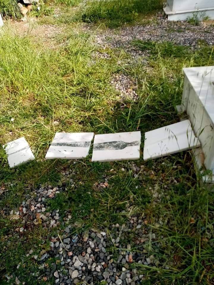 Saygısızlar! Mezar taşlarını kırdılar