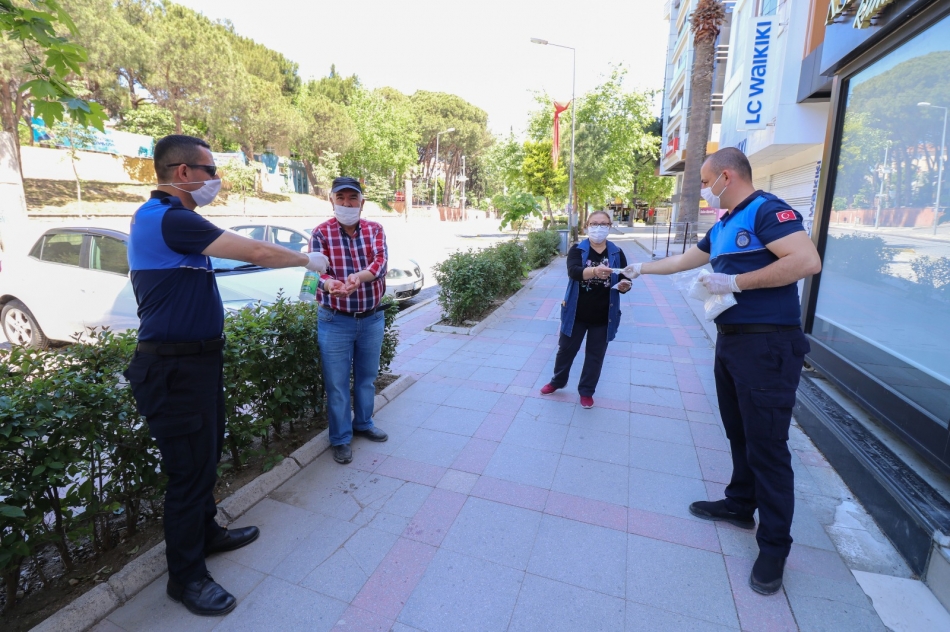 Sokağa çıkan koca çınarların maskesi belediyeden
