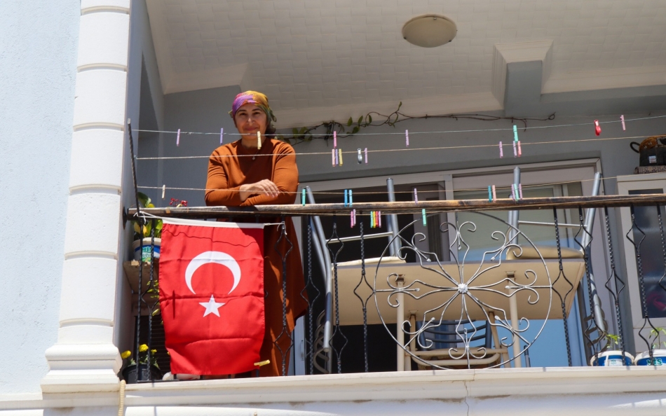 Seferihisar'da traktör üstünden konserli kutlama
