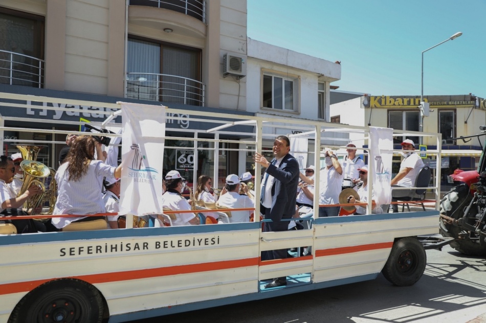 Seferihisar'da traktör üstünden konserli kutlama