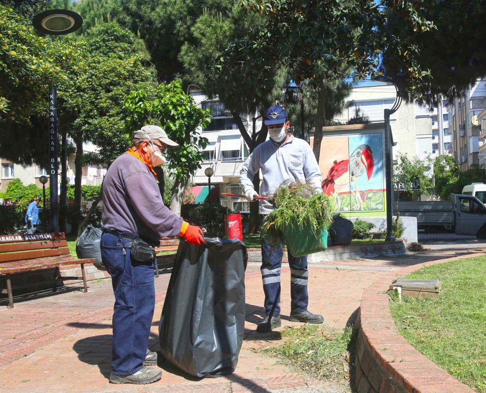 Karabağlar parklarına el değiyor
