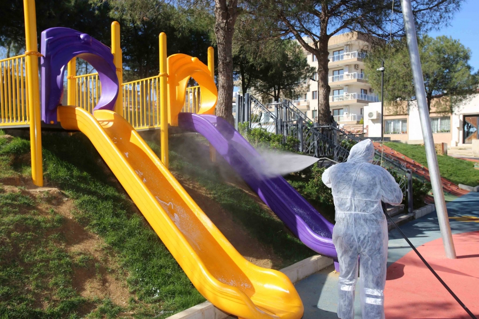 Karabağlar parklarına el değiyor