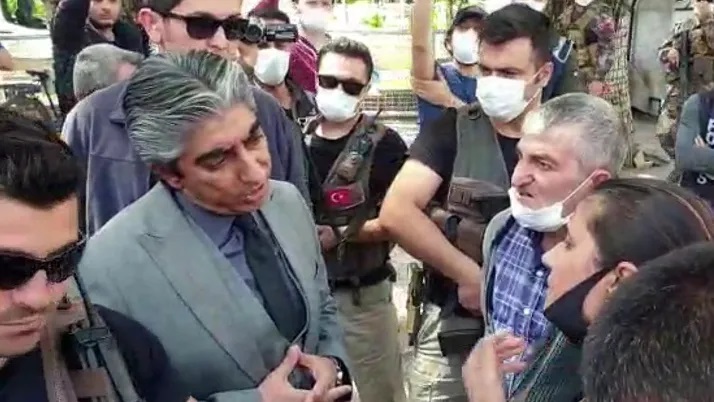 "Sen git Van'da katledilen iki vatandaşı savun"