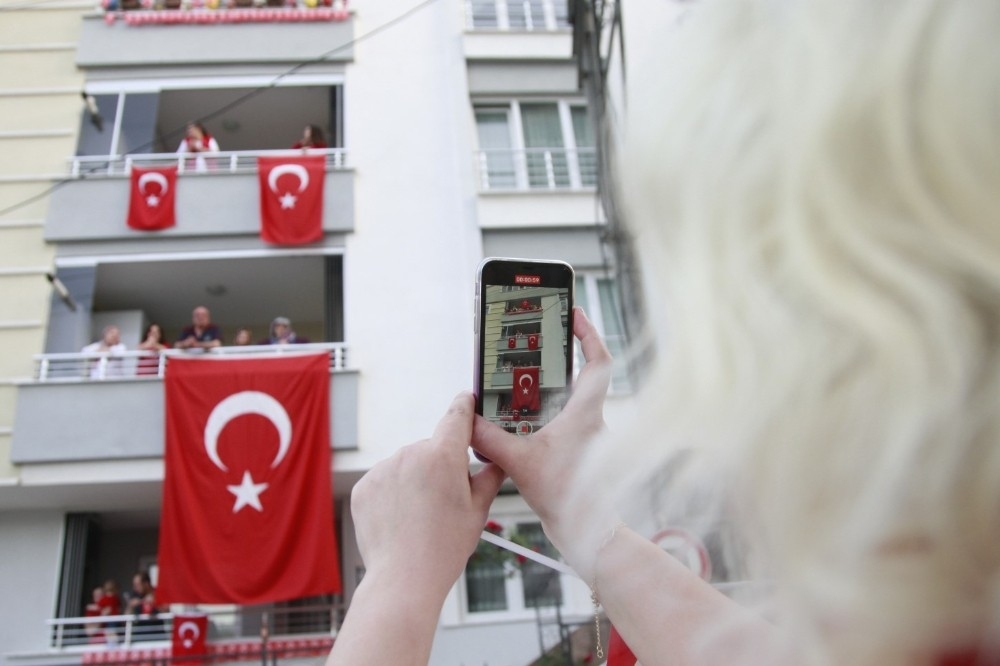 19 Mayıs balkonlardan kutlandı