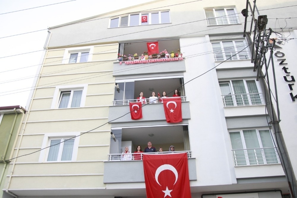 19 Mayıs balkonlardan kutlandı