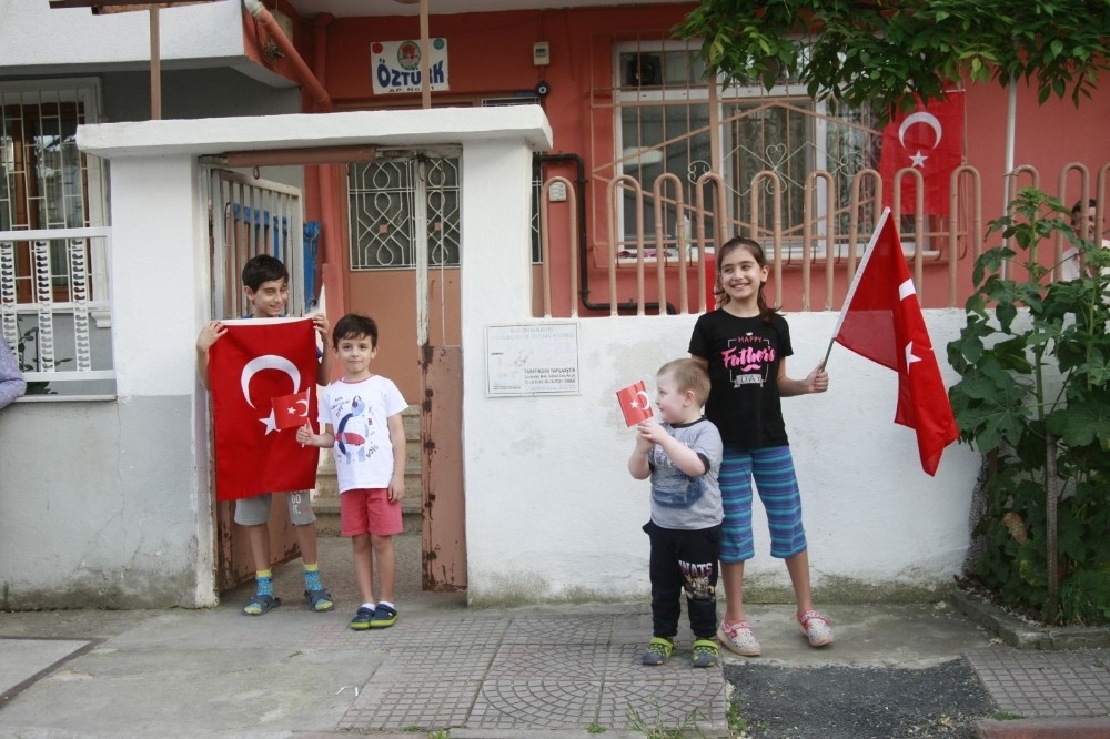 19 Mayıs balkonlardan kutlandı