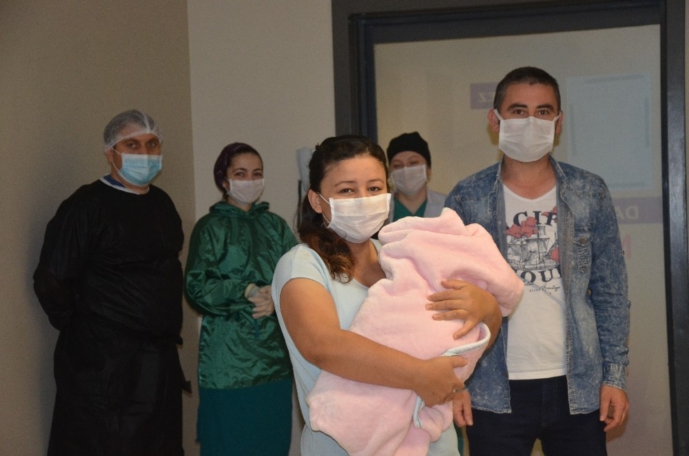 27 günlük bebekten 73 yaşındaki dedeye kadar tüm aile korona virüsü yendi