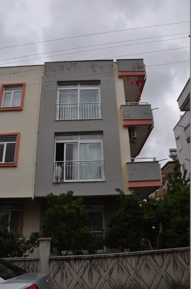 3. kattan düşen çocuk, portakal ağacına takılarak yaralı kurtuldu