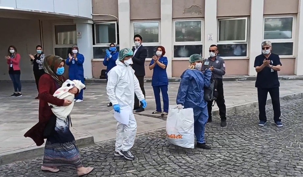 40 günlük bebek korona virüsü yendi