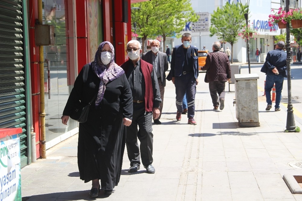 65 yaş ve üstü için sokağa çıkma saatleri değişti