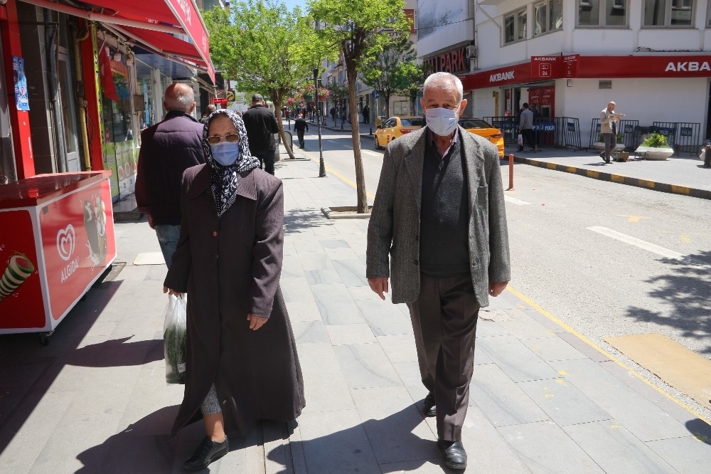 65 yaş ve üstü için sokağa çıkma saatleri değişti