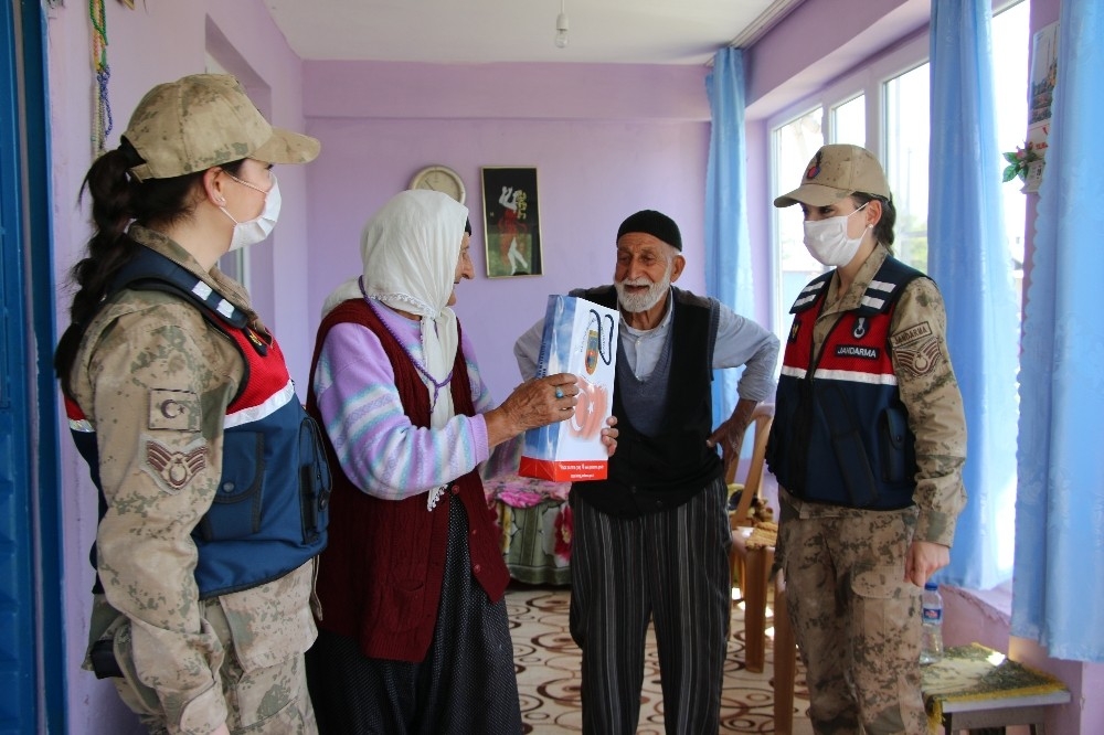 65 yıllık evli çiftin, Mehmetçikle 'Bayram Harçlığı' diyaloğu gülümsetti