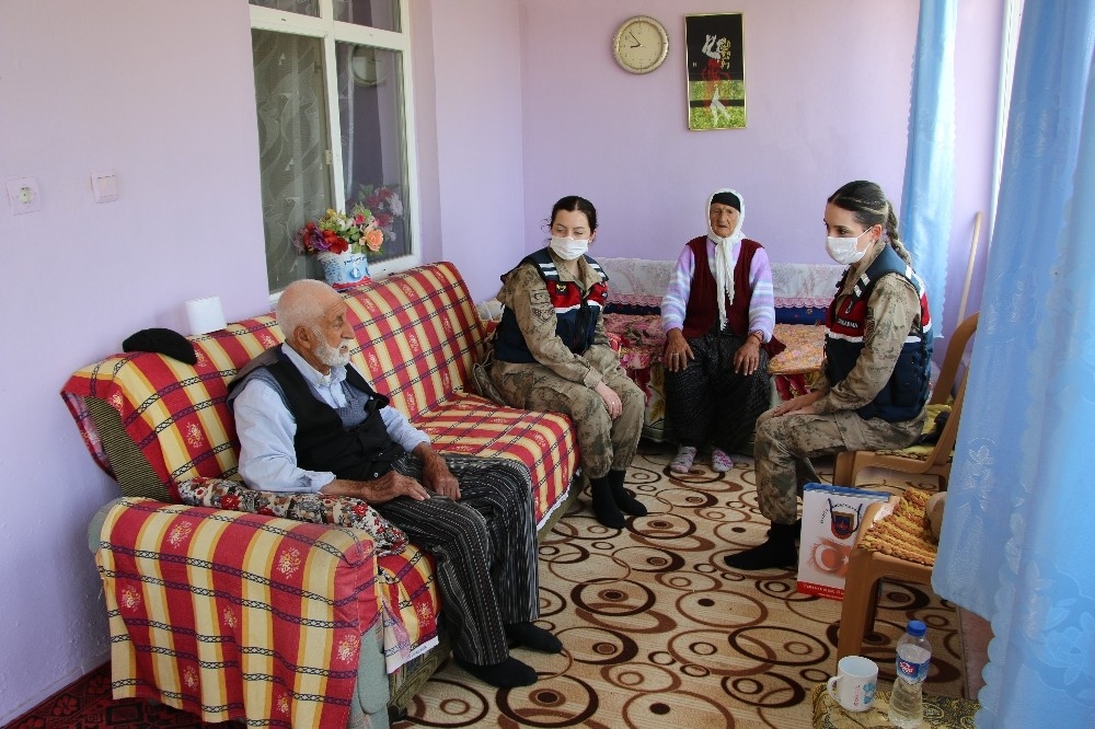 65 yıllık evli çiftin, Mehmetçikle 'Bayram Harçlığı' diyaloğu gülümsetti