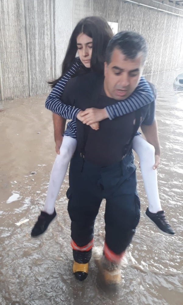 Alt geçidi su bastı, araçta kalan 3 kişi kurtarıldı