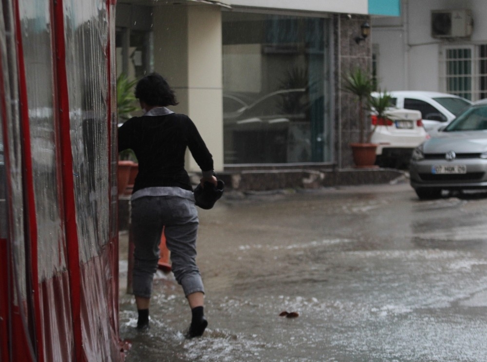 Antalya'da sağanak yağış