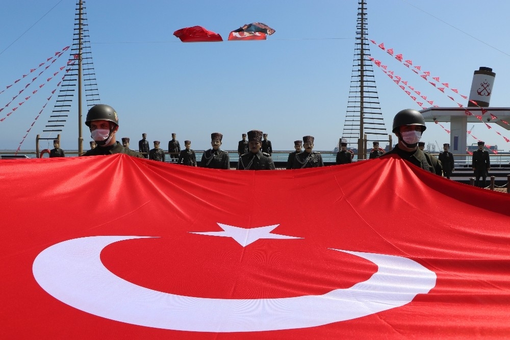 Atatürk'ü temsil eden bayrak karaya çıkarıldı