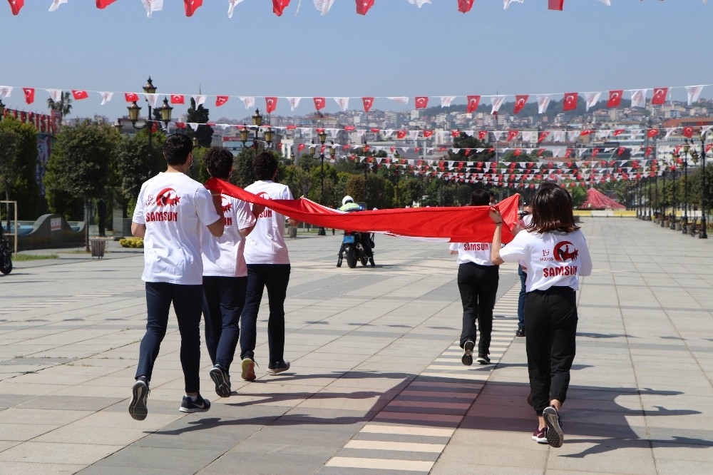 Atatürk'ü temsil eden bayrak karaya çıkarıldı