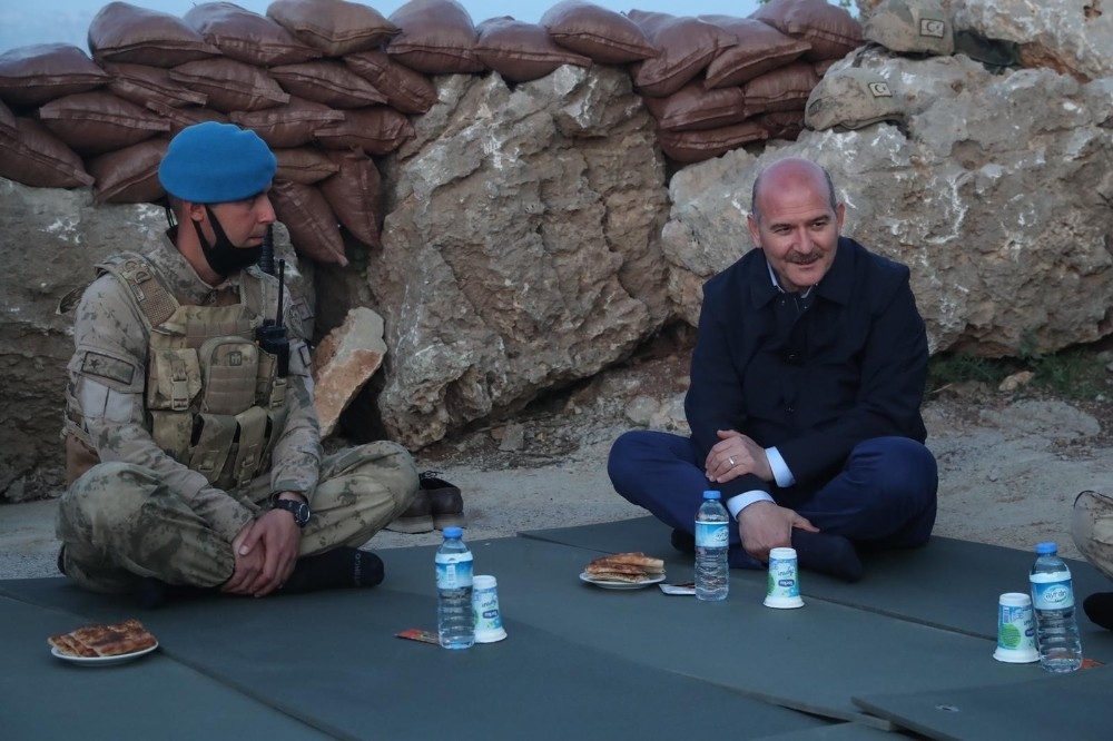 Bakan Soylu, Namaz Dağı'nda askerlerle iftar açtı