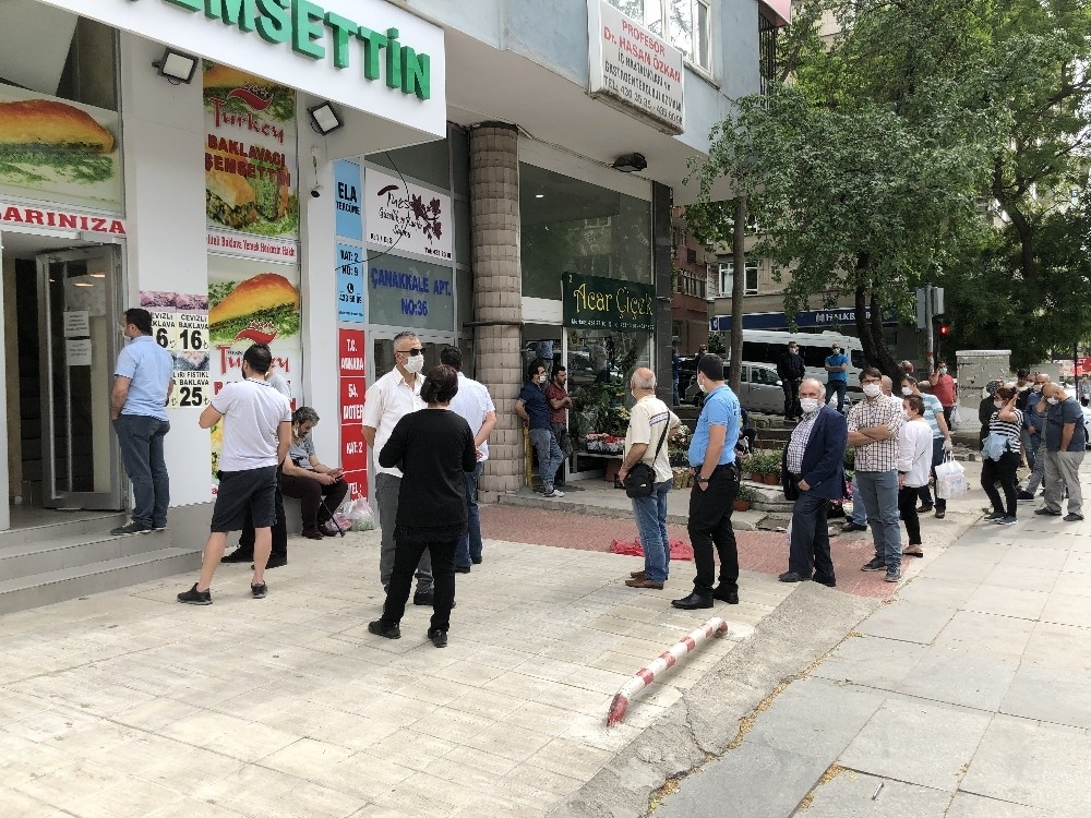 Baklavacı kuyruğu görenleri şaşırttı