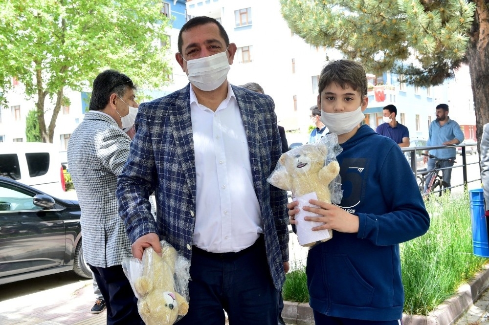 Başkan, çocuklara oyuncak ve çikolata dağıttı