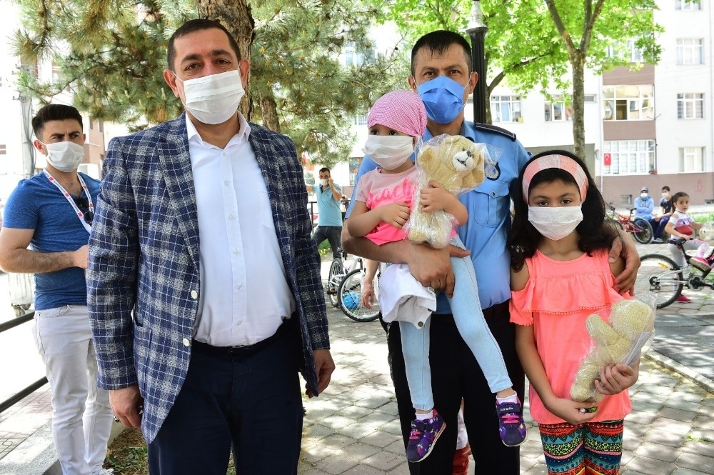 Başkan, çocuklara oyuncak ve çikolata dağıttı