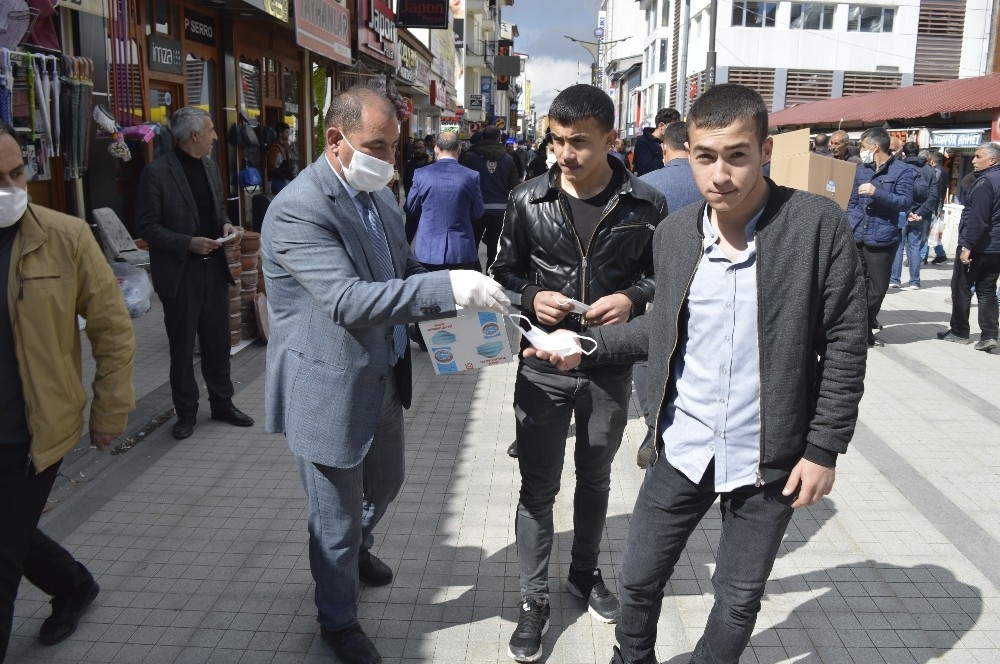 Başkan Sayan: "CHP'li belediyelere maske gönderebiliriz"