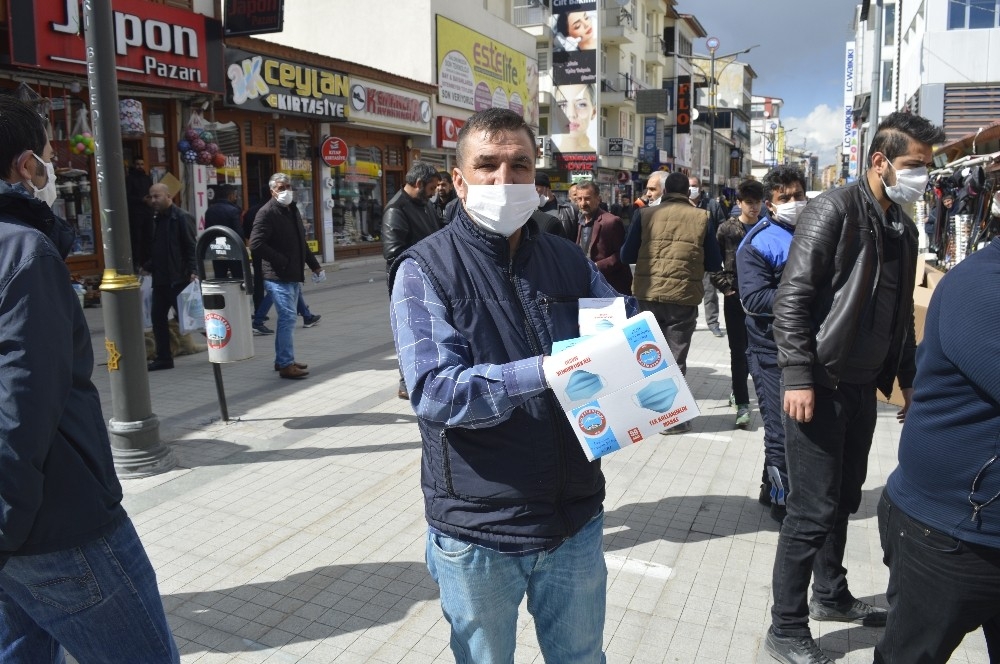 Başkan Sayan: "CHP'li belediyelere maske gönderebiliriz"