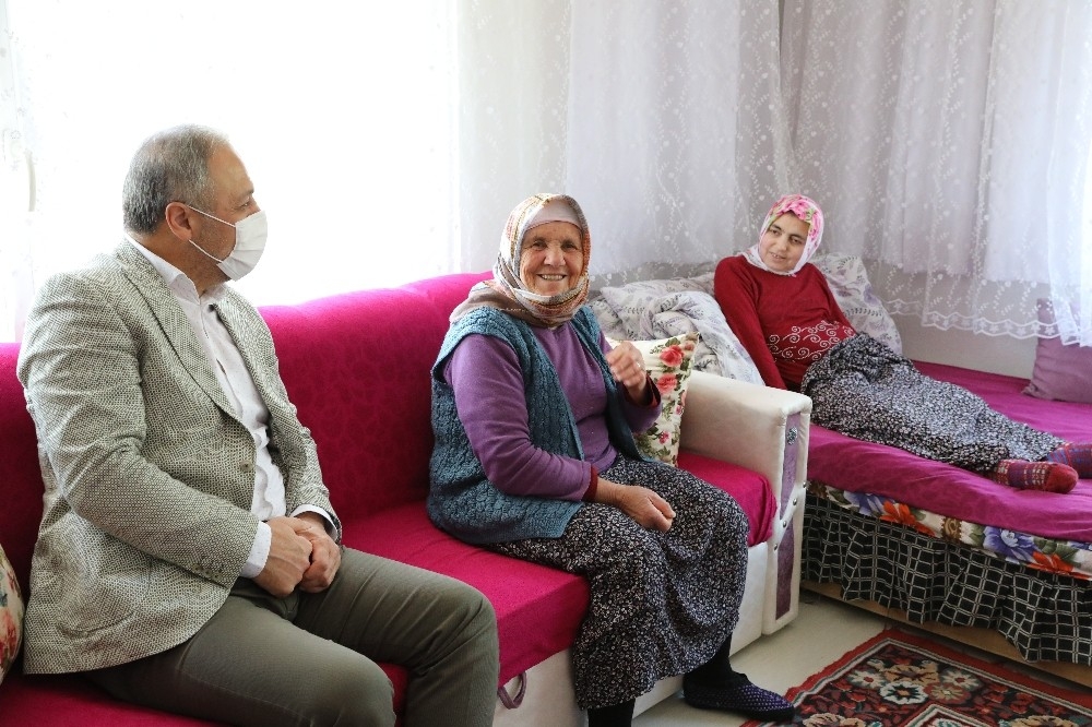 Başkan Üçok'tan fedakar anneye akülü araba sözü