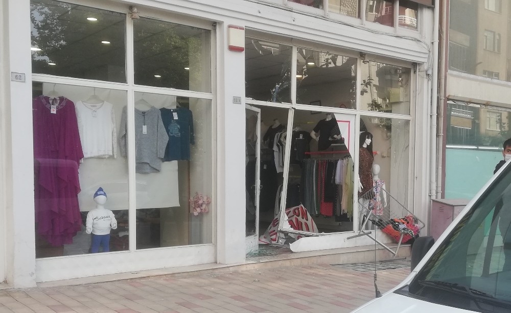 Boşanma davası açan eşinin iş yerine kamyonetle daldı