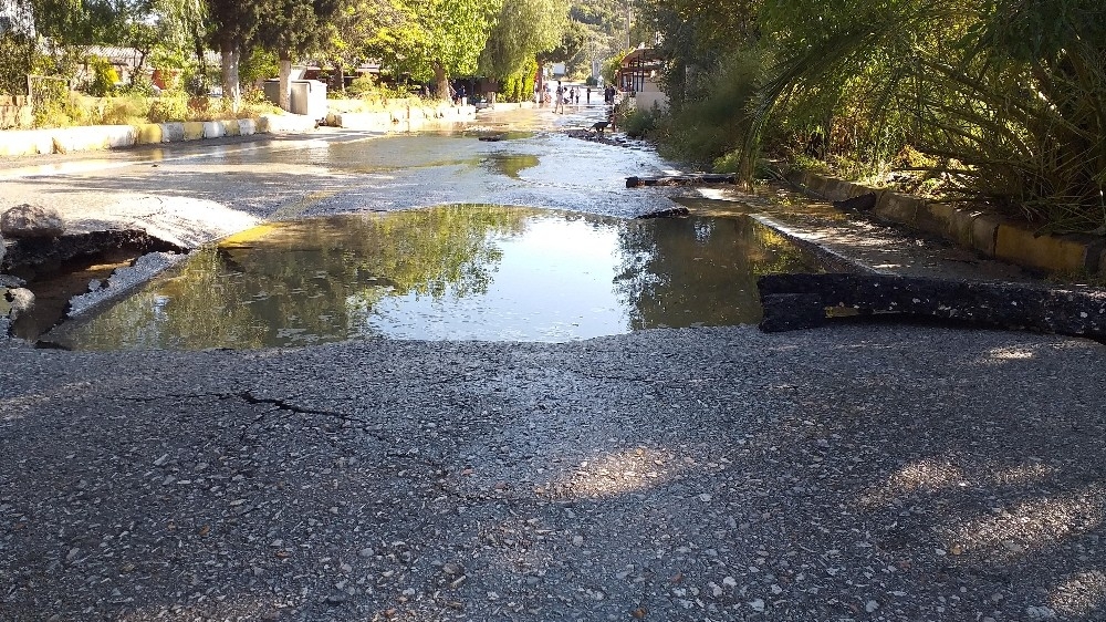 Cadde ve sokaklar göle döndü, kimse ne olduğunu anlayamadı