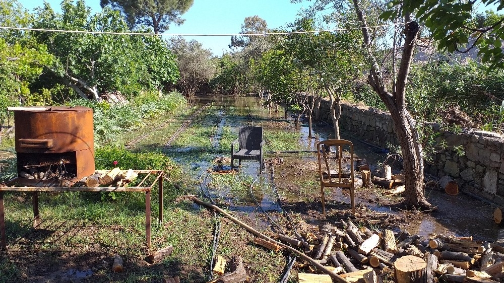Cadde ve sokaklar göle döndü, kimse ne olduğunu anlayamadı