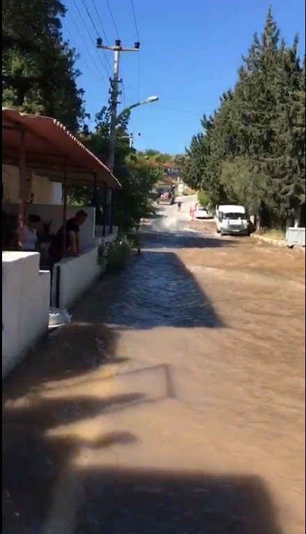 Cadde ve sokaklar göle döndü, kimse ne olduğunu anlayamadı