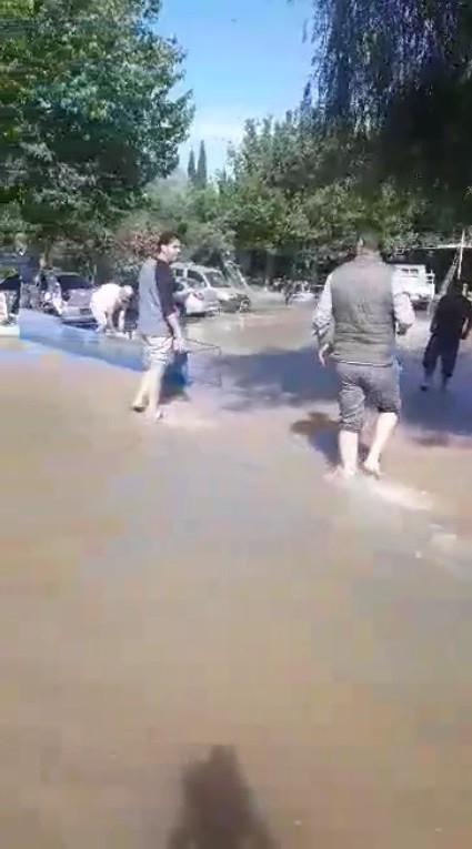 Cadde ve sokaklar göle döndü, kimse ne olduğunu anlayamadı