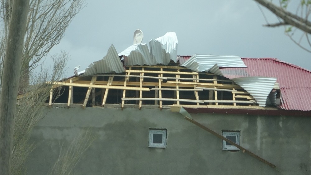 Çatılar uçtu, ağaçlar devrildi, elektrik telleri koptu