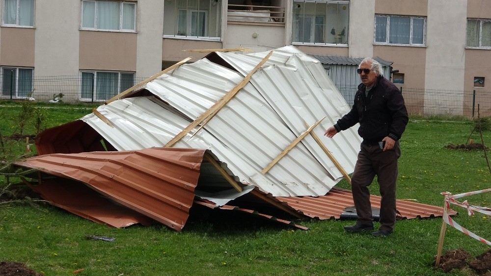 Çatılar uçtu, ağaçlar devrildi, elektrik telleri koptu