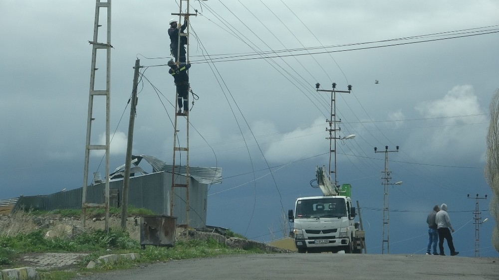 Çatılar uçtu, ağaçlar devrildi, elektrik telleri koptu