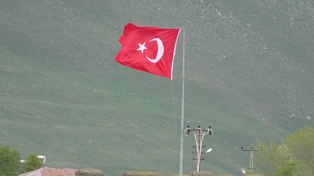 Çatılar uçtu, ağaçlar devrildi, elektrik telleri koptu