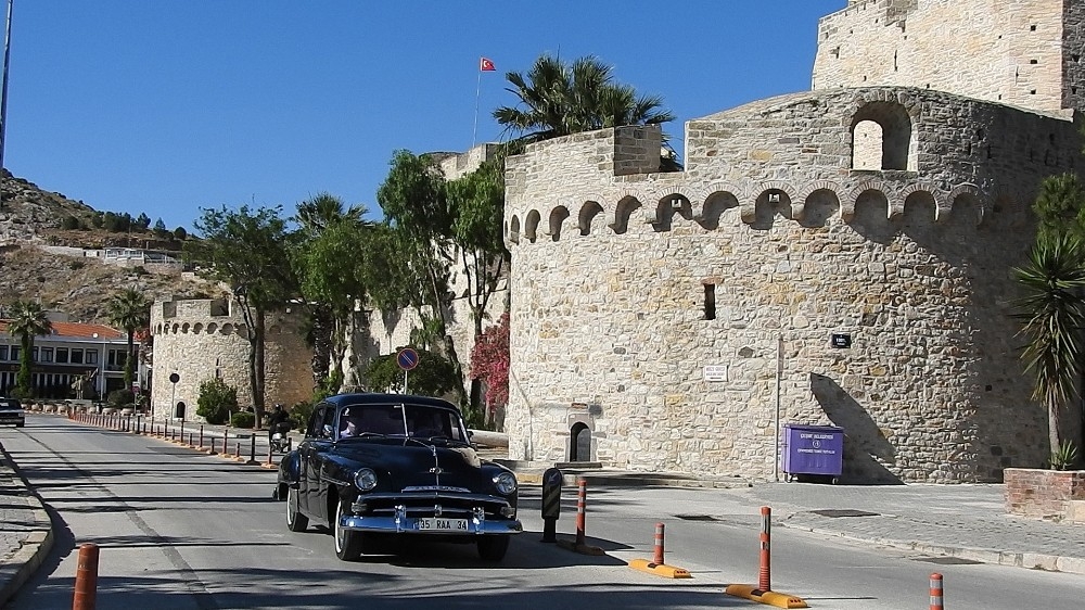Çeşme'de 65 yaş ve üstüne 1952 model arabayla servis