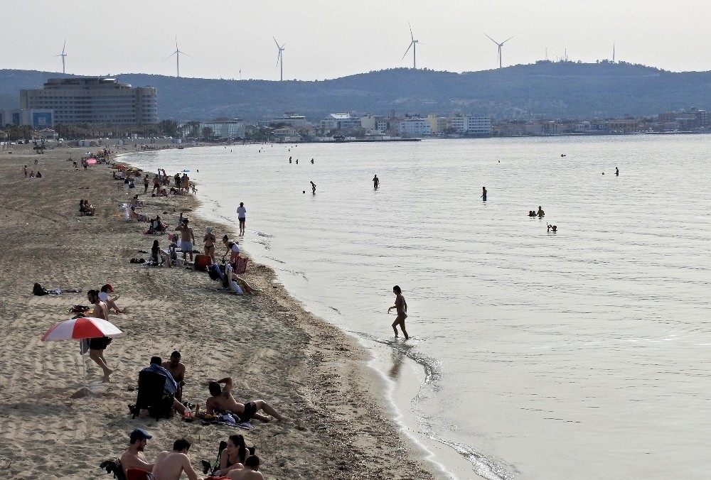 Çeşme'de kısıtlama öncesi deniz keyfi