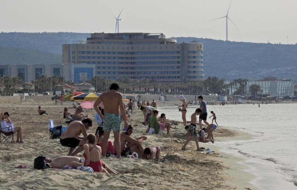 Çeşme'de kısıtlama öncesi deniz keyfi