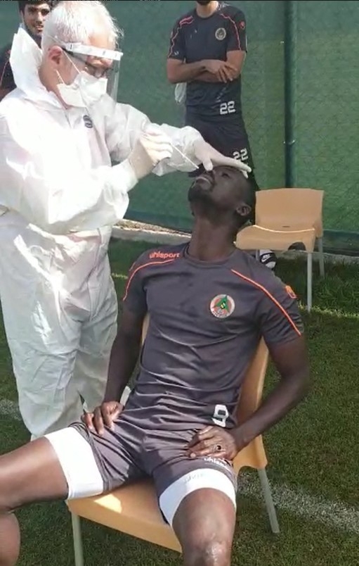 Cisse'nin korona testindeki komik anları sosyal medyaya yansıdı