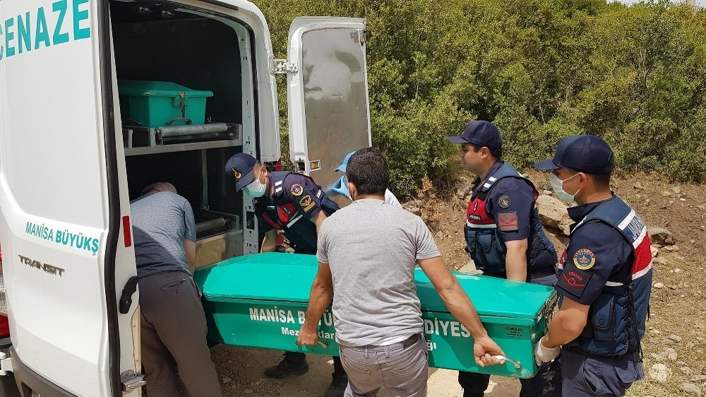Devrilen traktörün altında kalan genç yaşamını yitirdi
