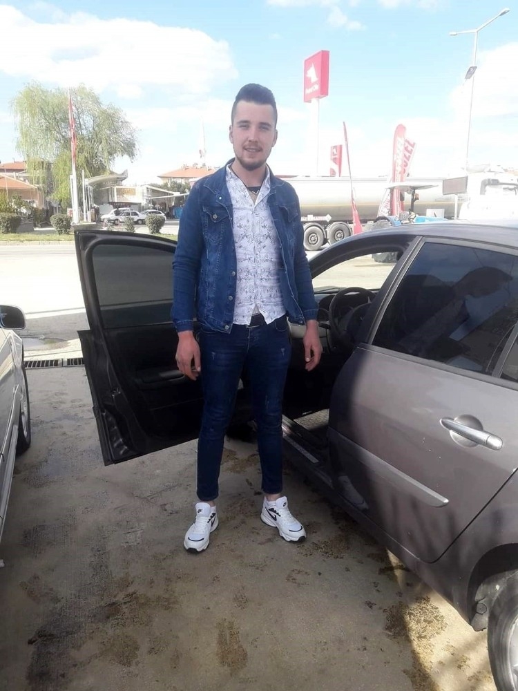 Devrilen traktörün altında kalan genç yaşamını yitirdi