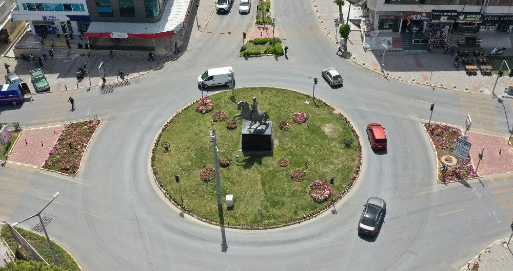 Didim'de Atatürk heykelleri boyandı
