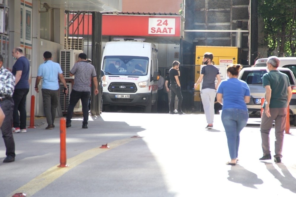 Diyarbakır'da saldırıya uğrayan polis şehit oldu