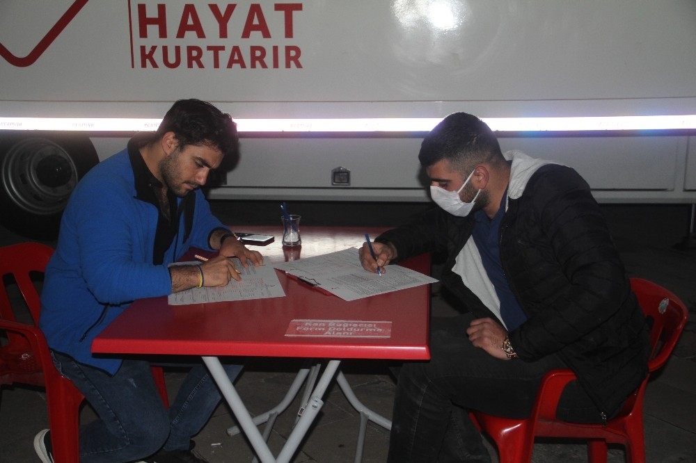 Elazığlı dizi oyuncularından kan bağışı çağrısına destek