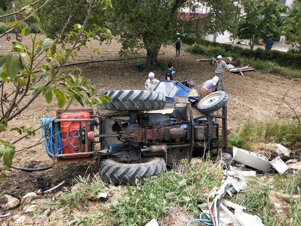 Freni tutmayan traktör şarampole uçtu