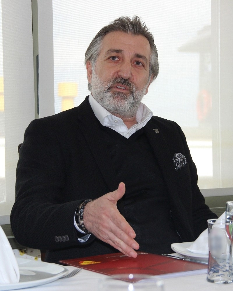 "Futbol camiası zor günleri birlikte atlatacak"